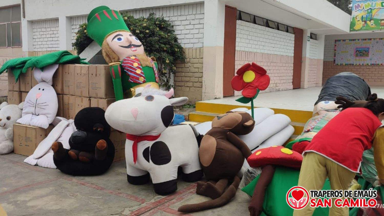 Traperos de Emaús Cieneguilla: Ayuda, Reciclaje y Comunidad